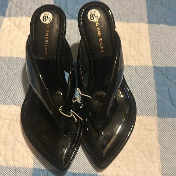 GOOD AMERICAN Cinder-f*king-rella Thong Wedges - Black Patent - Picture 5 of 9